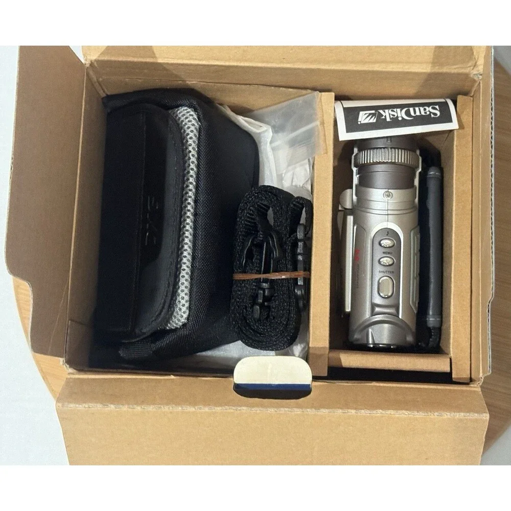 DXG - 572V digital Camcorder/5.0 Megapixel 4x Digital Zoom--